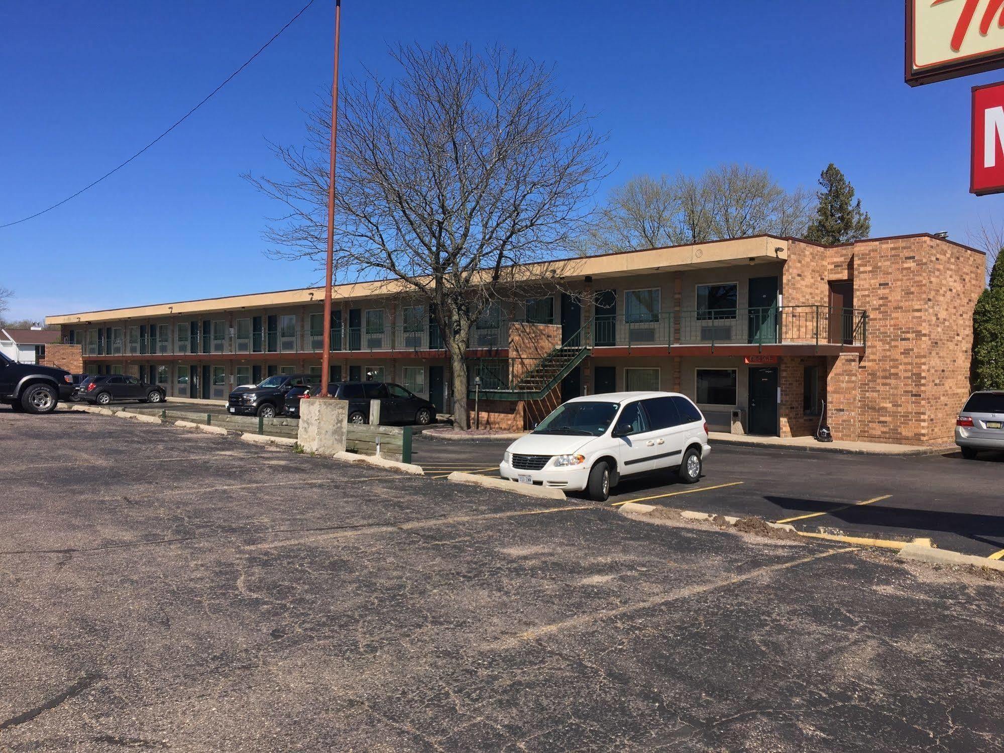 Thunderbird Motor Inn Baraboo Exterior photo